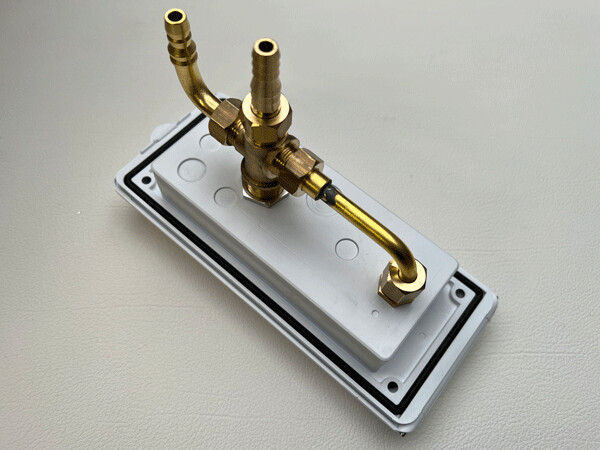 Buiten douche aansluitkast achterzijde