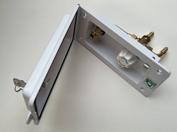 Buiten douche aansluitkast open