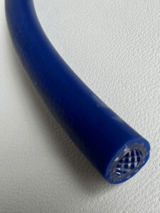Blauwe waterslang gewapend