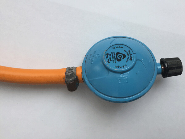 Gasslang op drukregelaar met slangklem Gasslang op drukregelaar met slangklem
