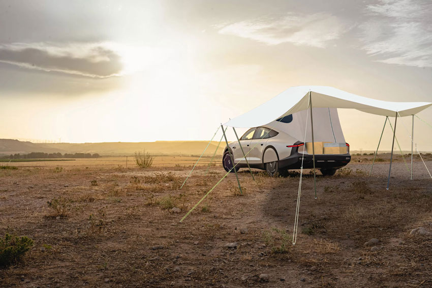 Lightyear-naar-camper-schuin-met-luifel