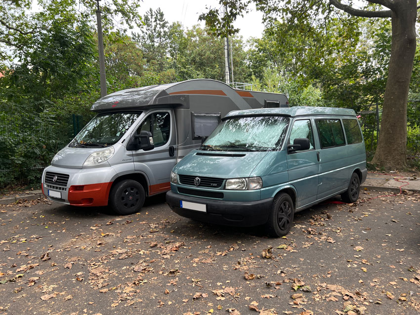 Buscamper en farbieks half integraal camper