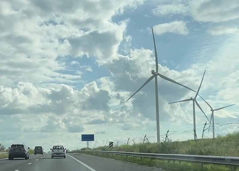 Windmolens langs weg