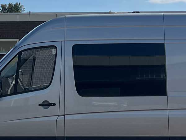 Maximum powerpoint Stealth camper met geblindeerde glazen autoraam