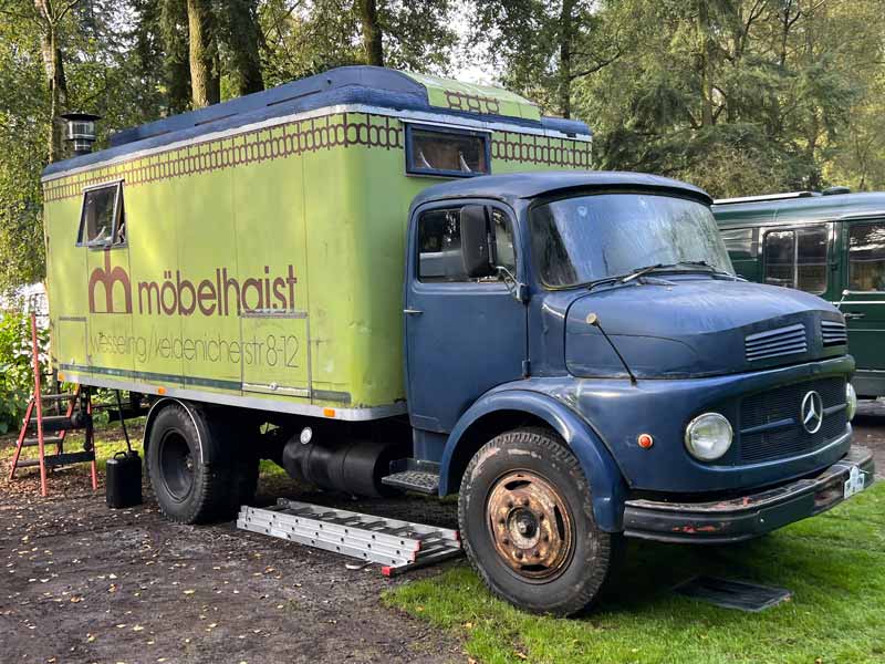 Oude mercedes vrachtwagen omgebouwd tot camper