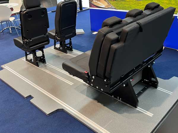 Officiële 3 zit bank om te bouwen naar bed en losse stoelen op vloerrails