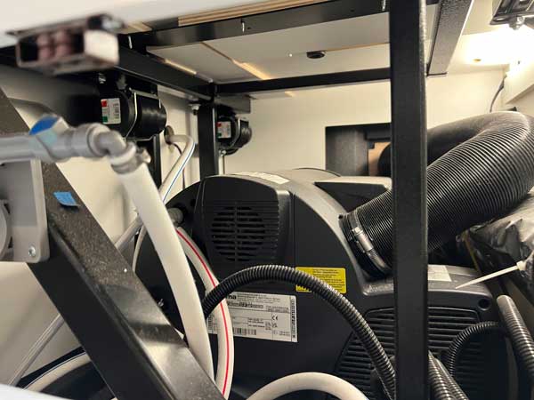 Ruimte onder officiële zitplaatsen met Truma waterboiler en verwarming in één en andere componenten
