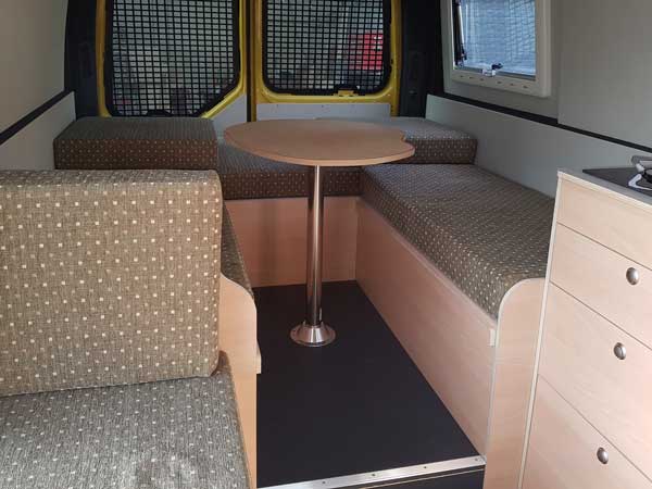 Zelfgemaakte zitplaatsen in camperinterieur