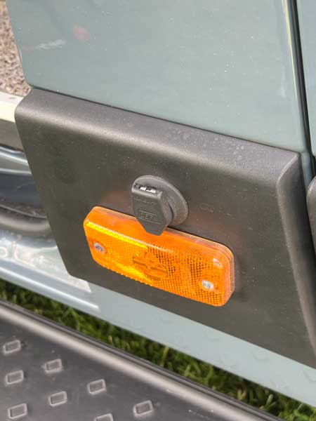 DEFA miniplug in camperwand dicht