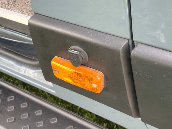 Maximum powerpoint DEFA miniplug in camperwand dicht