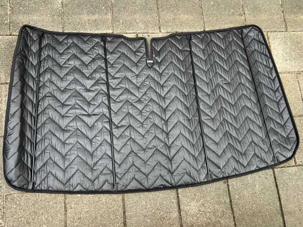 Raamisolatiemat met magneten voorraam met stokken