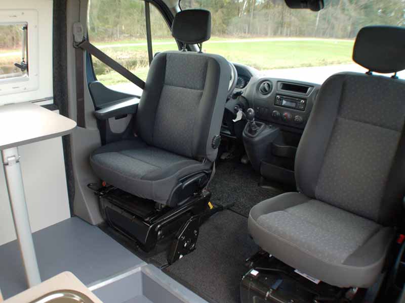 Draaiplateaus voor stoelen en banken in campers en de keuring