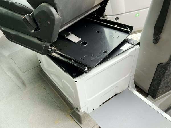 Draaiplateau tussen stoelconsole en stoel