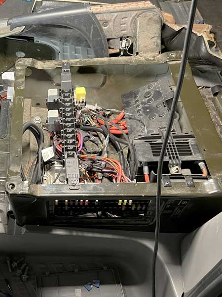 Zekeringskast in stoelconsole zonder stoel erop