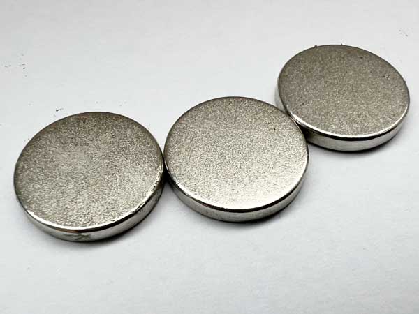 Drukknopen met schroef drie ronde kleine magneten