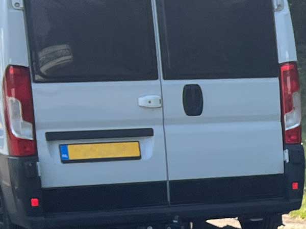 externe beveiligingsslot achterdeuren witte camper