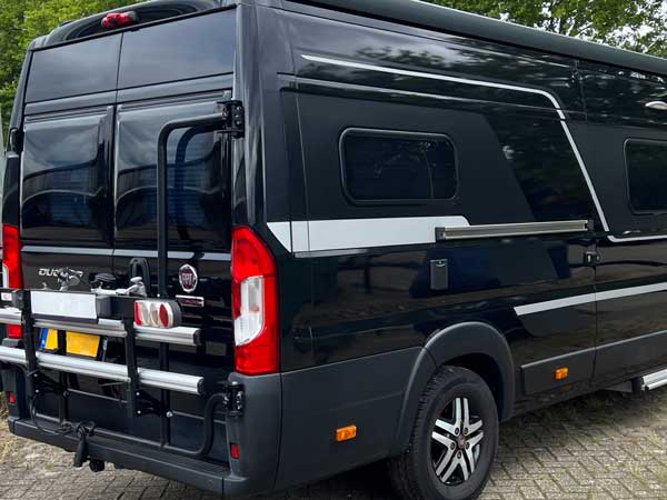 externe beveiligingssloten achterdeuren en schuifdeur zwarte camper