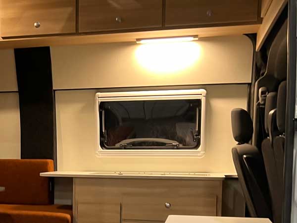 interieurlamp aan in een camper