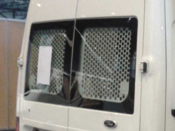 metalen binnen rooster achter ramen achterdeuren