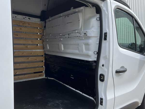 tussenschot in bestelwagen
