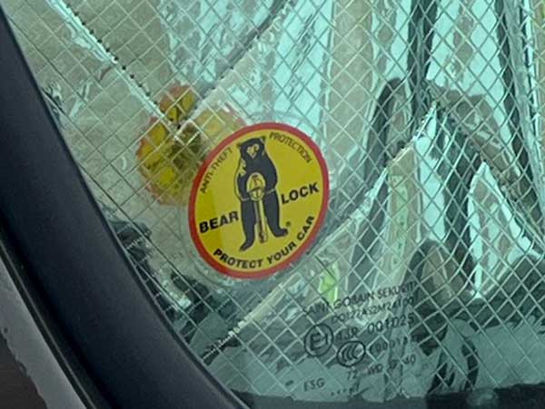 waarschuwingssticker van een beveiliging in een camper