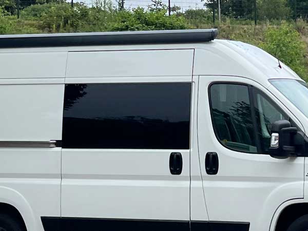 witte camper met geblindeerd zijraam
